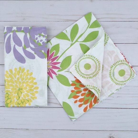 Fabric Dinner Napkins Reversible Floral Flowers Circles 18x18 in Set of 4 - Picture 1 of 3